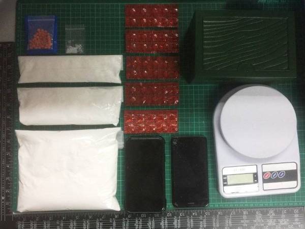 Antara dadah yang dirampas dalam satu serbuan di sebuah rumah di Taman Sutera Utama, Johor Bahru, semalam dan menahan seorang lelaki dan turut disita sebuah kereta.