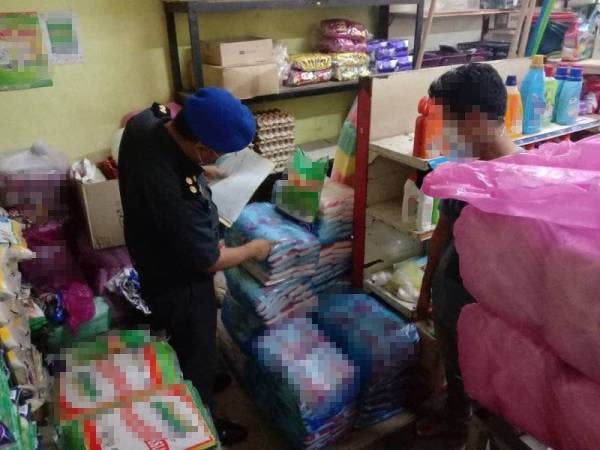 Pemeriksaan dan pemantauan secara harian dilakukan di semua peringkat premis perniagaan.