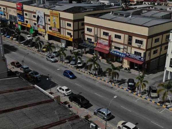 Pemantauan udara dan hebahan Unit Dron Pasukan Gerakan Udara (PGU) Bukit Aman di sekitar Pekan Sabak Bernam semasa PKP fasa kedua pada 6 April lalu.