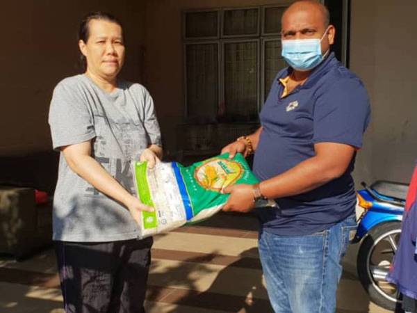 PIBG memberi sumbangan barangan keperluan kepada keluarga pelajar yang terjejas