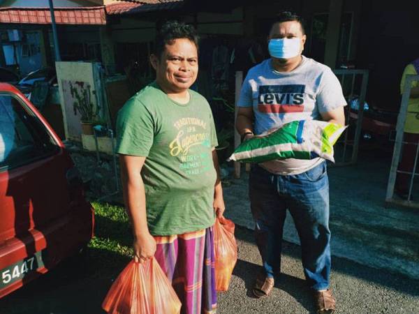 PIBG memberi sumbangan barangan keperluan kepada keluarga pelajar yang terjejas