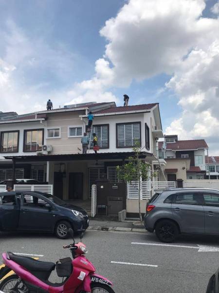 Sukarelawan bersama-sama membaik pulih rumah yang rosak akibat ribut termasuk kediaman petugas barisan hadapan dalam usaha mengekang penularan Covid-19.