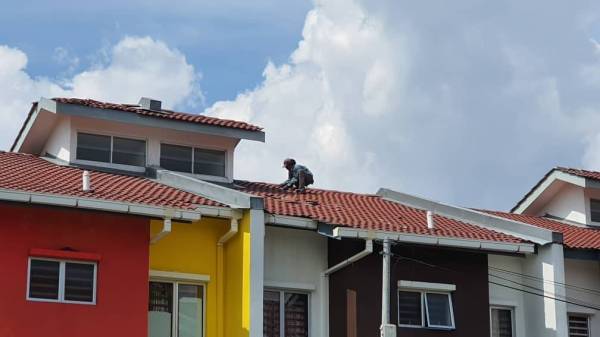 IMG-20200414-Sukarelawan bersama-sama membaik pulih rumah yang rosak akibat ribut termasuk kediaman petugas barisan hadapan dalam usaha mengekang penularan Covid-19.-01