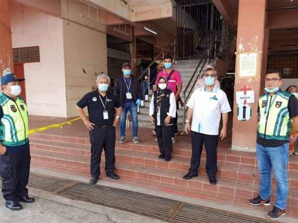 Zazali Salehudin (dua dari kanan) semasa membuat tinjauan di Pasar Rasah Jaya di sini hari ini.