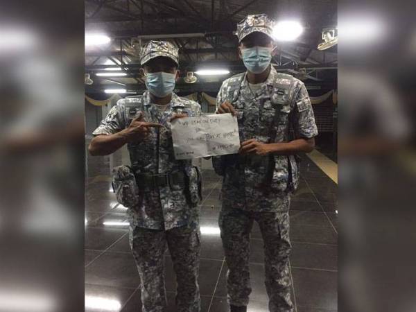 Sharzizi bersama rakan yang berkhidmat untuk negara dalam tempoh PKP susulan penularan wabak Covid-19. Foto: Sharzizi Azmi