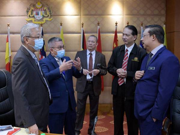 Ismail Sabri (kiri) bersama Menteri Kesihatan, Datuk Seri Dr Adham Baba dan Menteri Kanan (Kluster Infrastruktur) yang juga Menteri Kerja Raya, Datuk Seri Fadillah Yusof (tiga kanan) berbincang sebelum Mesyuarat Khas Menteri-Menteri Mengenai Pelaksanaan Perintah Kawalan Pergerakan di Bangunan Perdana Putra hari ini. Turut hadir Ketua Setiausaha Negara, Datuk Seri Mohd Zuki Ali (kanan) dan Ketua Pengarah Kesihatan, Datuk Dr Noor Hisham Abdullah (dua, kanan). - Foto Bernama