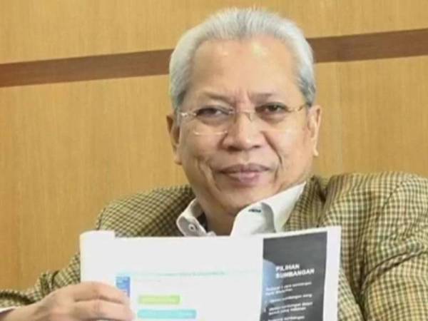 Annuar menunjukkan butiran program I-hya Ramadan sewaktu rakaman siaran langsung di Facebook rasminya hari ini.