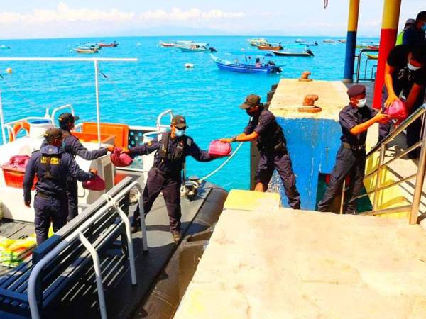 APMM mengagihkan bantuan makanan kepada penduduk di Pulau Perhentian.
