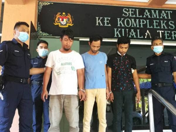 Ketiga-tiga lelaki ini didenda RM1,000 atau sebulan penjara kerana mengaku berkumpul untuk hisap rokok di atas wakaf di Kampung Mengabang Telipot, Kuala Nerus ketika tempoh PKP.