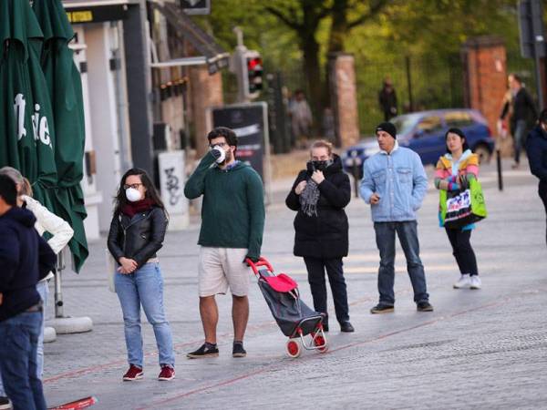 Orang ramai patuh dengan melakukan penjarakan sosial. - Foto Xinhua News
