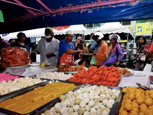 GPPPKMM menyediakan ruang perniagaan dalam talian kepada peniaga dan penjaja sepanjang Ramadan ini menerusi aplikasi Warong Digital. - Foto Bernama