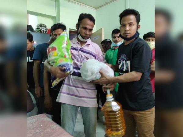 Mohammed Farouque menyerahkan bantuan barang keperluan kepada etnik Rohingya baru-baru ini.