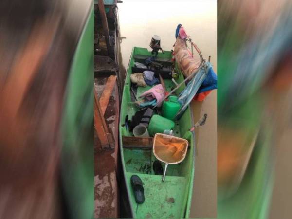 Seorang lelaki menjadikan bot sebagai tempat membungkus dadah meskipun rumahnya hanya terletak kira-kira 1.5 kilometer dari tepi Sungai Perak itu. - Foto PDRM