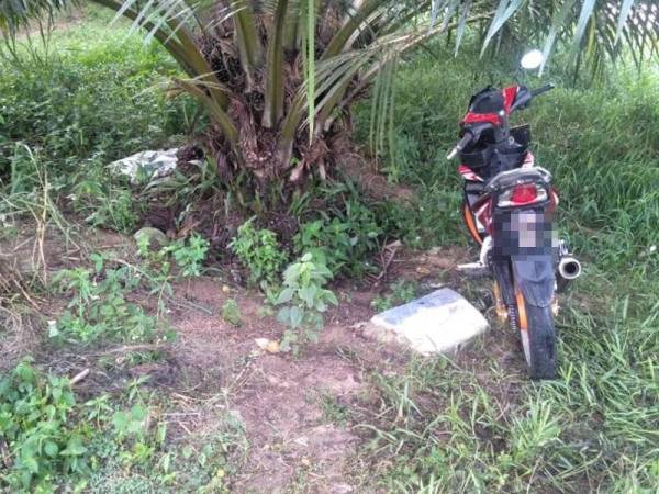 Sebuah motosikal yang dilaporkan hilang di Bota turut ditemui di lokasi serbuan. - Foto PDRM