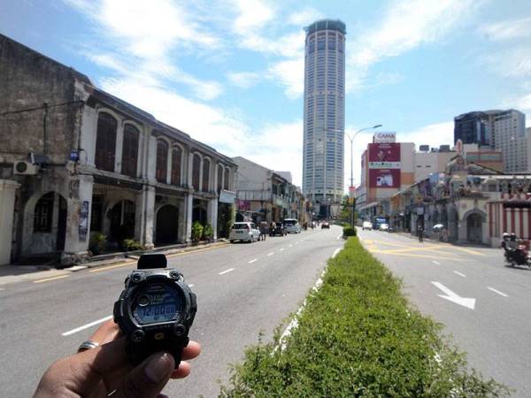 Jalan Dato Keramat iaitu antara jalan yang paling sibuk kini menjadi lengang berikutan tempoh Perintah Kawalan Pergerakan bagi mengekang penularan COVID-19 hari ini. - Foto Bernama