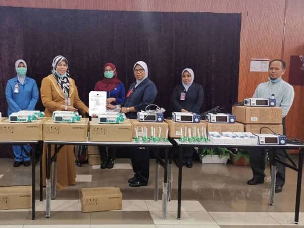 Wakil KSSB menyerahkan peralatan dan kelengkapan perubatan kepada Hospital Shah Alam bagi membantu kerajaan menangani wabak Covid-19.