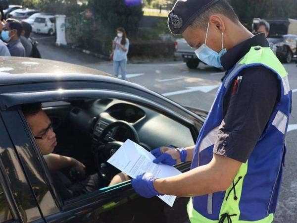 Anggota polis memeriksa kenderaan dalam Operasi Sekatan Jalan Raya yang dilaksanakan di Johor.