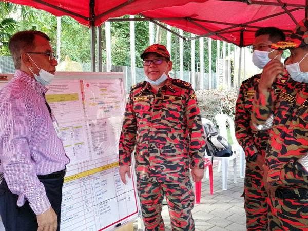 Ismail (kiri) diberikan penerangan Ops Sanitasi Awam di Zoo Negara hari ini.