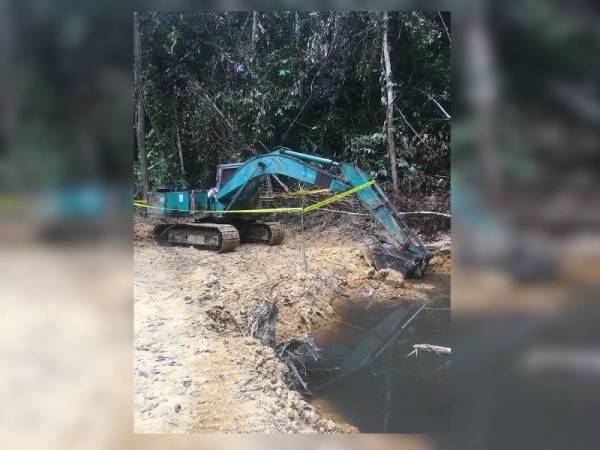 Jengkaut yang digunakan bagi aktiviti perlombongan emas secara haram yang disita di Hutan Simpan Tersang, Raub. - Foto ihsan JPNP