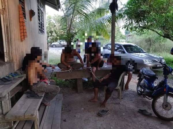 Empat lelaki ditahan ketika sedang berkumpul tanpa alasan munasabah di sebuah Kampung di sekitar Paka, di sini. - Foto FB IPD Dungun