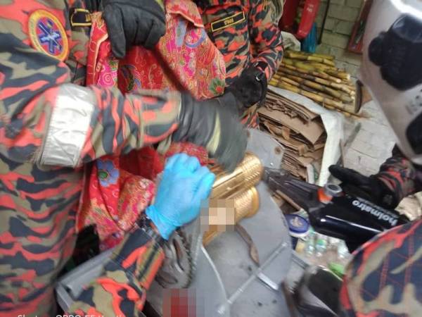 Bomba menjalankan operasi mengeluarkan empat jari mangsa yang tersepit pada mesin tebu. - Foto JBPM Perak