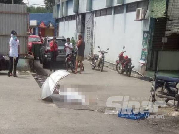 Mangsa meninggal dunia di tempat kejadian selepas terjatuh dari motosikal.