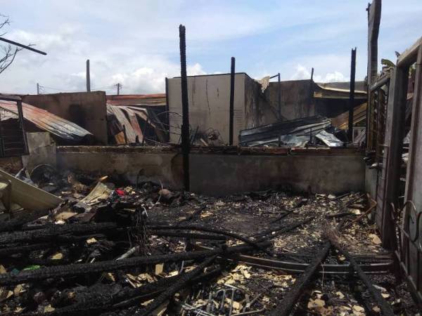 Dua keluarga hilang tempat tinggal selepas rumah berkembar dua pintu di Kampung Alur Ladang di sini musnah dalam kebakaran pagi tadi.