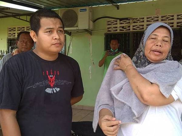 Mohd Azrul dan Hanisah bersyukur seluruh ahli keluarganya terselamat dalam kebakaran pagi tadi.