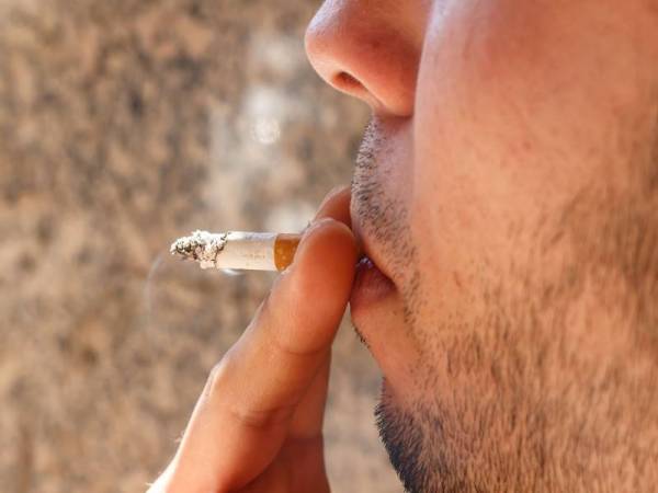 Beri alasan hendak beli rokok ketika ditahan pihak berkuasa. - Foto 123RF