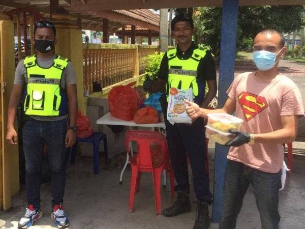 Memberi sumbangan makanan kepada petugas barisan hadapan.
