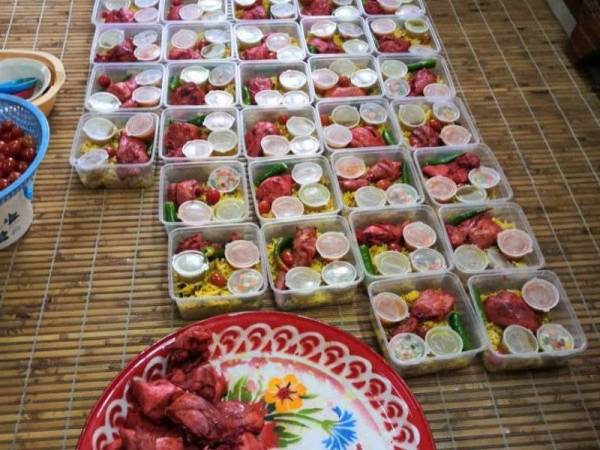 Sebahagian makanan yang dibungkus untuk diagihkan kepada petugas barisan hadapan.