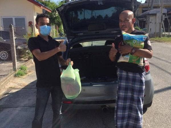 Agihan barangan asas kepada penduduk di Chukai yang terkesan dengan PKP.