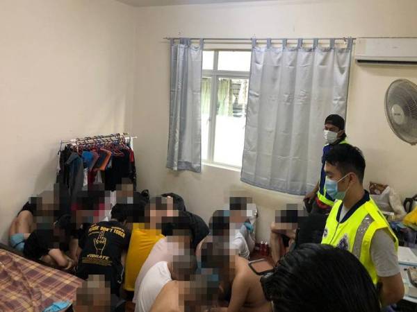 Antara warga China yang ditahan dalam Ops Dadu di Batu 14, Puchong, Selangor hari ini.