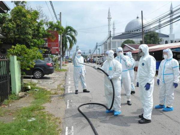 Proses sanitasi di tempat awam juga dilakukan pihak JBPM bersama pihak berkuasa tempatan.
