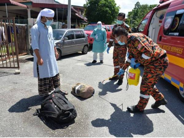 Pasukan bomba sedang menjalankan sanitasi awam. 
