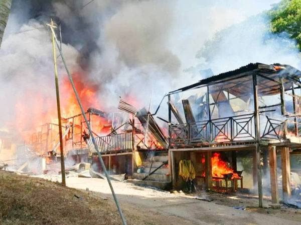 Keadaan rumah kepada tujuh buah keluarga rentung dipercayai berpunca daripada litar pintas akibat pendawaian lama