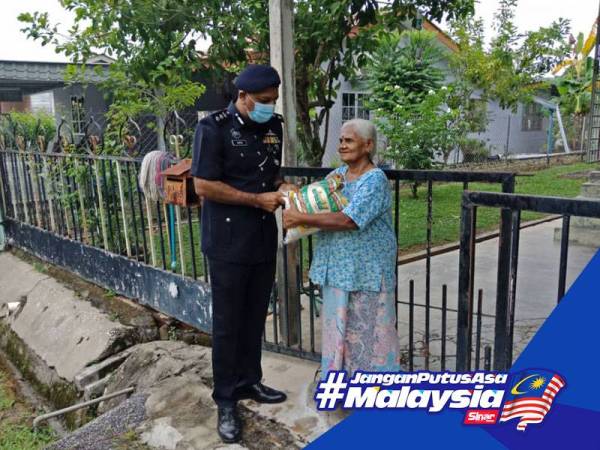 Serahan bantuan barangan keperluan oleh Briged Utara kepada penduduk terpilih di perumahan RPA 2 Ulu Kinta.