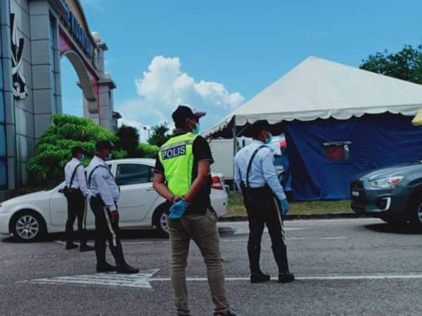 Pegawai MPK menyertai penugasan di sekatan jalan raya bagi memastikan pemegang permit penghantaran mematuhi syarat ditetapkan. - Foto ihsan MPK