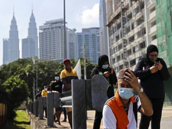 Sebahagian penduduk Kampung Baru beratur menunggu giliran untuk melakukan pemeriksaan saringan Covid-19 di Sekolah Rendah Agama Tengku Ampuan Jemaah hari ini. - Foto Bernama