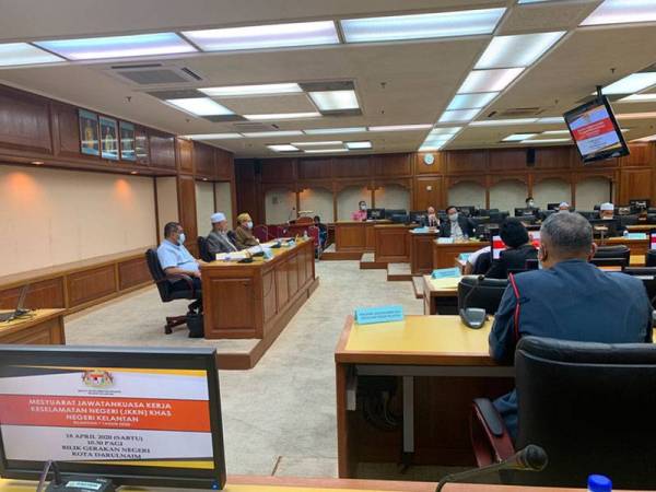 Ahmad (tengah) mempengerusikan Mesyuarat Jawatankuasa Kerja dan Keselamatan Negeri Khas Negeri Kelantan Bilangan 7 Tahun 2020 di Kompleks Kota Darul Naim.