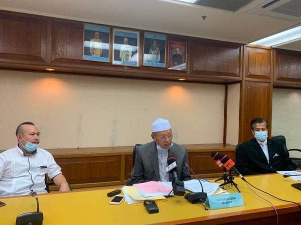 Ahmad (tengah) ketika menjelaskan berkaitan e-bazar Ramadan yang dilaksanakan bagi membantu peniaga di negeri ini.