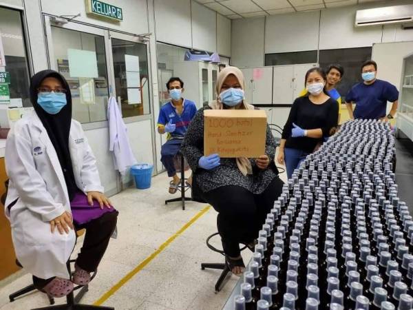 Penyelidik UniMAP bersama cecair pembasmi kuman yang berjaya dihasilkan menerusi projek Function of Science yang dikendalikan oleh Global Innovation through Science and Technology (GIST).