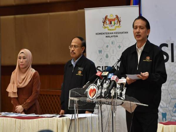 Noor Hisham (kanan) bercakap pada sidang media harian berkaitan jangkitan COVID-19 di Kementerian Kesihatan hari ini. Turut sama ialah Timbalan Ketua Pengarah Kesihatan (Perubatan) Datuk Dr Rohaizat Yon (tengah) dan Pengarah Kawalan Penyakit Bahagian Kawalan Penyakit Kementerian Kesihatan Dr Norhayati Rusli. - Foto Bernama