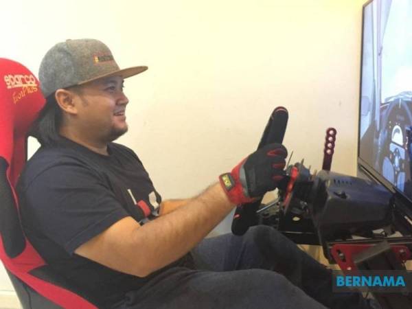Muhammad Syakirin Razak membina simulator perlumbaan di rumah yang turut membolehkannya berhubung dengan pelumba lain dari seluruh dunia. - Foto Bernama