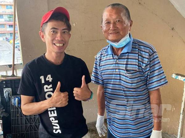 Mohamad Izham (kiri) membantu Seng Teong ketika dia susah.