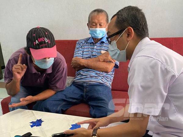 Anak Seng Teong, Chu Kheng (kiri) peluk Islam atas bantuan Perkim.