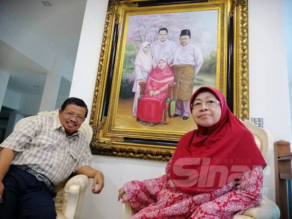 Ishak bersama isterinya, Datin Rohayati Ismail, 67. 