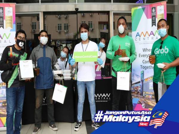 Penghantar makanan turut dihargai apabila menerima pek makanan sihat dan peralatan keperluan harian. 