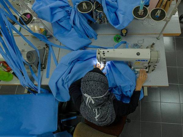 Persatuan Cina Muslim Malaysia (MACMA) Cawangan Kelantan mendakwa kos kain khas 'non woven' untuk membuat set lengkap pakaian perlindungan diri (PPE) meningkat tiga kali ganda. (Gambar hiasan) - Foto Bernama