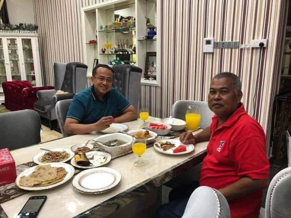 Gambar Ahmad (kanan) bersama Ahmad Samsuri yang tular di media sosial.